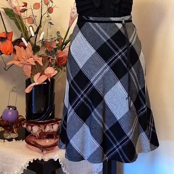 Preowned Gray Black Plaid Short Skirt Women’s Fall Winter Skirts Size 12 - Picture 1 of 9